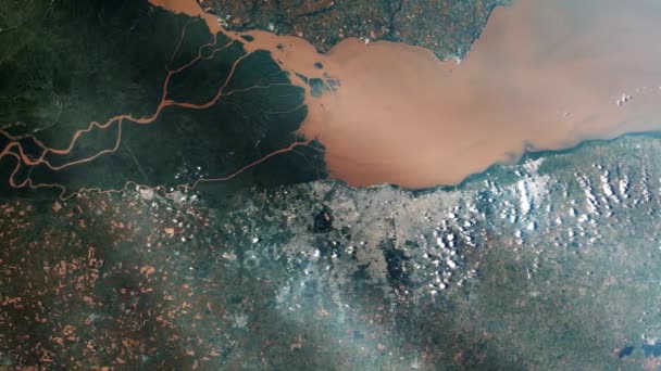 Rio de la Plata Nehri Uzaydan Görüldü. Buenos Aires şehri Rio de la Plata 'nın güney kıyısında yer alır. NASA tarafından desteklenen bu videonun unsurları. 4K Çözünürlüğü. - Video, Çekim