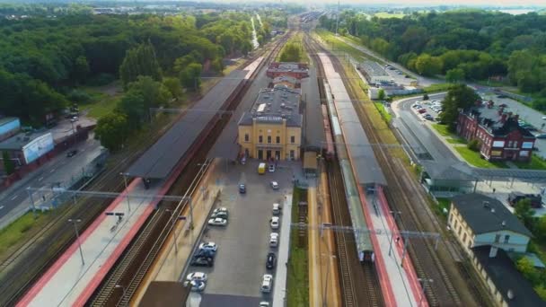 Stazione ferroviaria Torun Glowny Dworzec Kolejowy Vista aerea Polonia. Filmati 4k di alta qualità - Filmati, video
