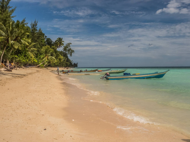 Vista de la hermosa playa tropical en la pequeña isla, Isla Venu, Pulau Venu, cerca de Kaimana, Papúa Occidental, Indonesia - Foto, imagen