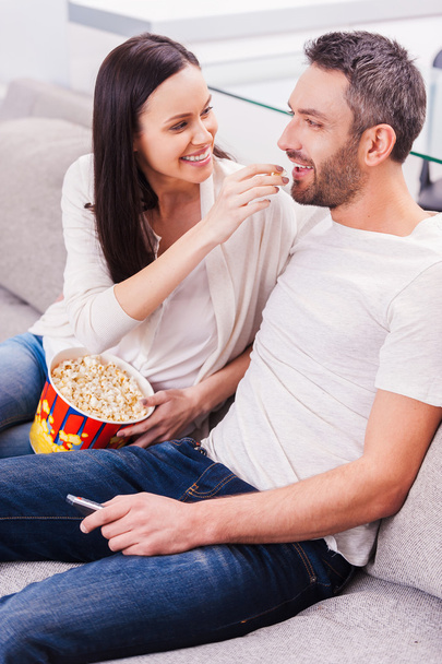 Young loving couple eating popcorn - Foto, imagen