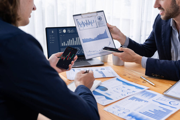 Umtriebiges Analystenteam im Büro, das Finanzdatenanalysen für Marketingstrategien am Arbeitsplatz analysiert und BI-Dashboard mit Diagramm und Diagramm auf dem Laptop-Bildschirm verwendet, um die Geschäftsleistung zu verbessern. Einheit - Foto, Bild