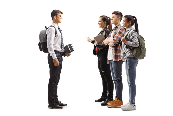 Pełny profil ujęcia studenta odbywającego rozmowę z grupą przyjaciół odizolowanych na białym tle - Zdjęcie, obraz