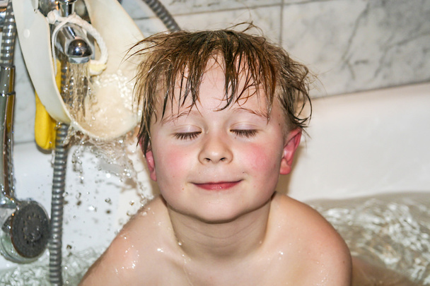 lachende jonge jongen in de bathroomboy in de badkamer - Foto, afbeelding