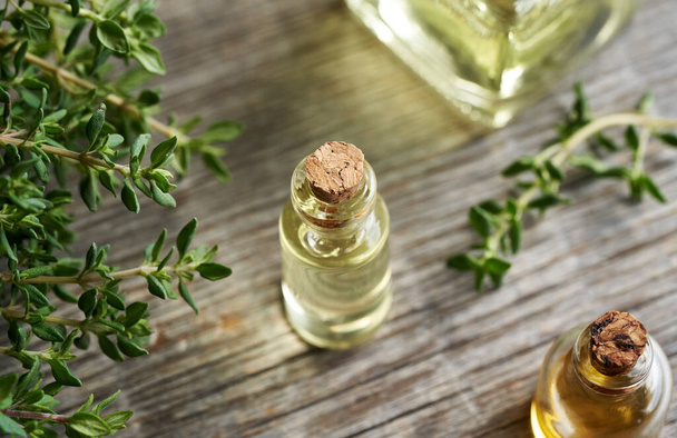 Láhev aromaterapeutického esenciálního oleje s čerstvými tymiánovými větvičkami - Fotografie, Obrázek