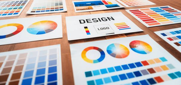 Grafik tasarım konsepti için çalışma masasının üzerine düzgünce düzenlenmiş çeşitli renk paleti fikir kağıtlarının panorama çekimi. Benzersiz dijital sanat tasarımı için renk örnekleri ve seçim. İnceleyin - Fotoğraf, Görsel