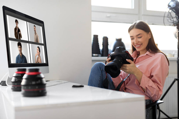 Творческая молодая женщина-фотограф работает в студии, используя компьютер и профессиональную камеру. фрилансеры, работающие в сфере онлайн-маркетинга, творческие художницы - Фото, изображение