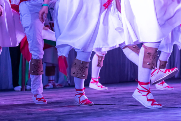 Baskische traditionele dans, straatdansen tijdens een feest - Foto, afbeelding