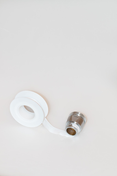 Тефлонова стрічка або сантехнічна стрічка, нанесена на нитку
 - Фото, зображення