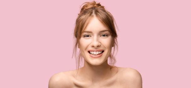 Gyönyörű fiatal nő selymes bőr rózsaszín háttér - Fotó, kép