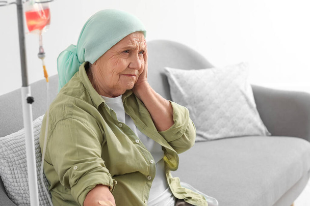 Idősebb nő, aki otthon vesz részt kémiai terápián - Fotó, kép