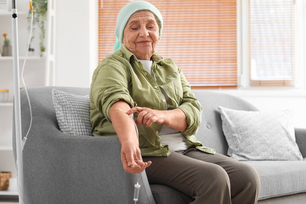 Старшая женщина проходит курс химической терапии дома - Фото, изображение
