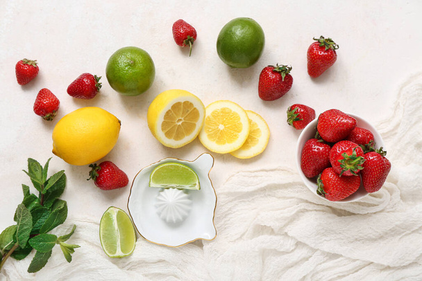 Juicer e ingredientes para preparar limonada de morango no fundo branco - Foto, Imagem