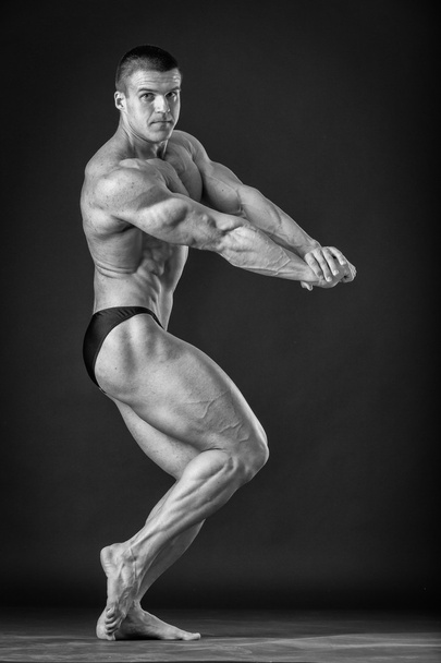 Homem atlético mostrando músculos em suspense
 - Foto, Imagem