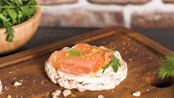 Delicious smoked salmon and cream cheese on rice bread toasts. - Fotografie, Obrázek