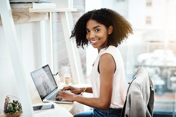 Tippen, Computer- und Frauenporträt in Büroplanung, Online-Recherche und Mode-Blog für Unternehmensgründungen. Gesicht eines kreativen, jungen Afrikaners mit Technologie-App, Laptop und Website-Design. - Foto, Bild
