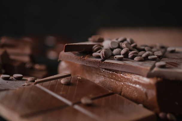 Макрофото кусочков шоколада с шоколадной крошкой. - Фото, изображение