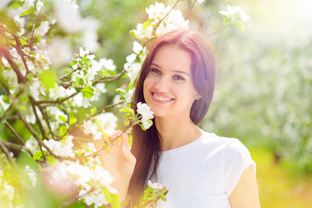 Счастливые молодые женщины в саду
 - Фото, изображение