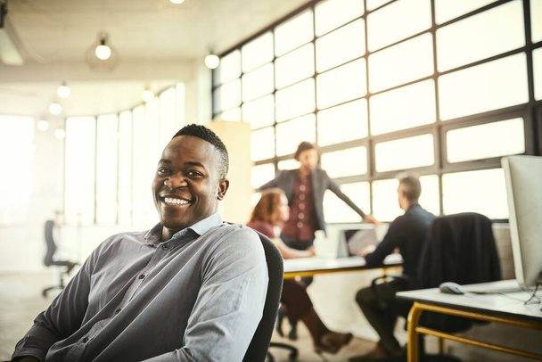 Lachen, baas en portret van de zwarte man op kantoor, startup ondernemer met creatieve ideeën voor business project. Leider met creativiteit, ideeën en Afrikaanse zakenman met trots op designer werkruimte - Foto, afbeelding