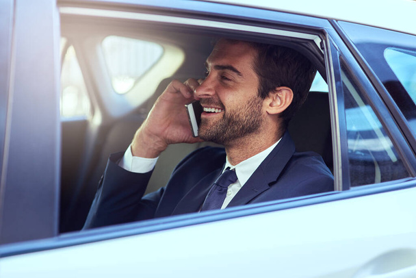Llamada telefónica, sonrisa y hombre de negocios en coche, hablando y hablando en viaje. Teléfonos móviles, taxis y llamadas profesionales masculinas, viajes y comunicación, discusión o conversación en el transporte de automóviles - Foto, Imagen