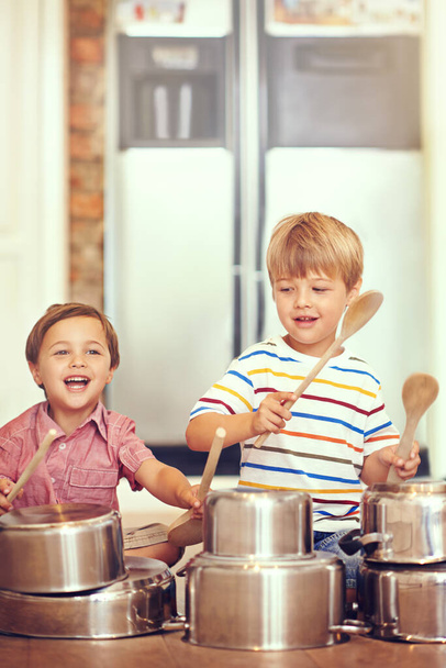 Trommler, Töpfe und Spielen mit Kindern in der Küche für Fantasie, Fantasie und Spiele. Bindung, Geschwister und glücklich mit Kindern und Geschirr auf dem Fußboden des Familienhauses für Musik, Lärm und Glück. - Foto, Bild