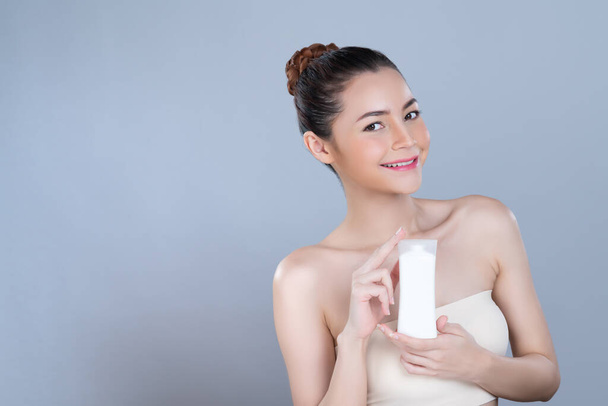 Glamour belle peau cosmétique naturelle parfaite femme portrait tenir maquette baignoire crème hydratante pour le traitement de la peau, publicité de produits anti-âge en arrière-plan isolé. - Photo, image