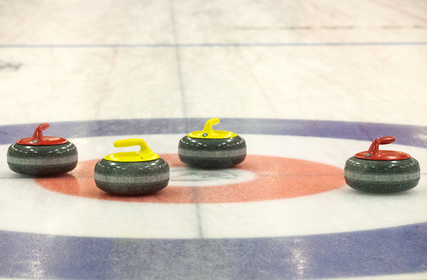 groep curling rotsen op ijs - Foto, afbeelding