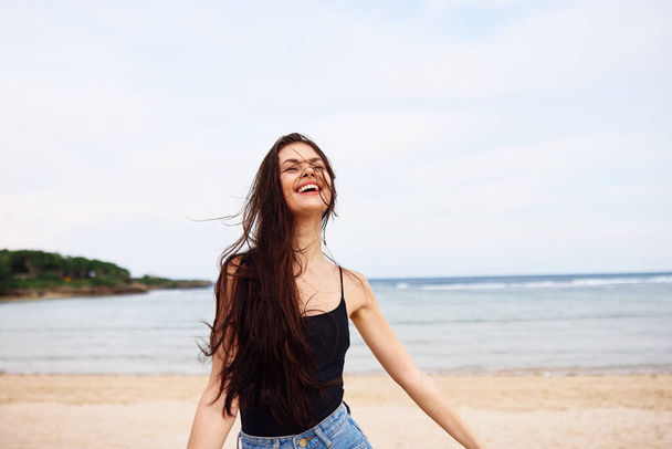 Nainen elämäntapa vapaus hymyilevä toiminta vapaa ranta hymy nuori tyttö kauneus bikinit kesä hauskaa vettä matkustaa auringonlasku nainen kävely käynnissä meri - Valokuva, kuva