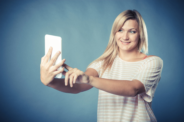 Young woman using tablet - Fotó, kép