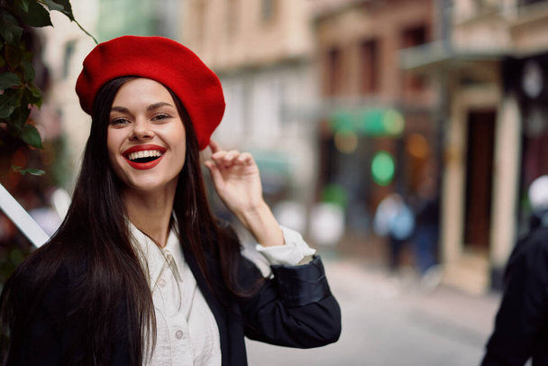 Nő mosoly fogakkal turista séták a városban, stílusos divatos ruhák és smink, tavaszi séta, utazás. Kiváló minőségű fénykép - Fotó, kép