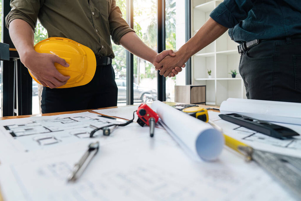 Professionale asiatico maschio ingegnere stringere la mano con maschio architetto dopo la riunione è finita in ufficio. - Foto, immagini