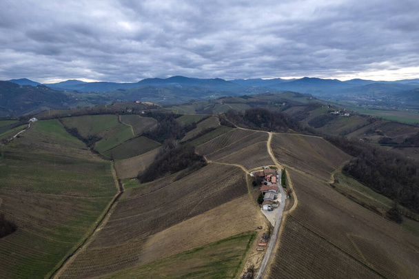 letecké panorama drone malebné kopce, vinice a farmy v Martani u Castell 'Arquato v Arda Valley, Piacenza Itálie v zimě - Fotografie, Obrázek