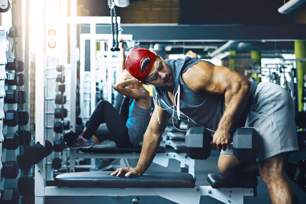 No pongas límites a tu potencial ilimitado. un hombre haciendo entrenamiento con pesas en el gimnasio - Foto, imagen