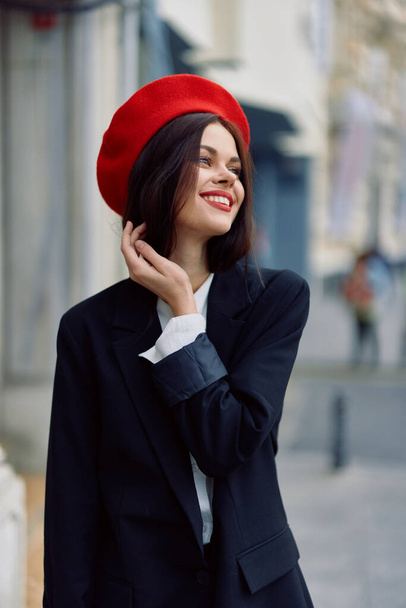 Fashion vrouw glimlach lente wandelen in de stad in stijlvolle kleding met rode lippen en rode baret, reizen, filmische kleur, retro vintage stijl, stedelijke mode levensstijl. Hoge kwaliteit foto - Foto, afbeelding