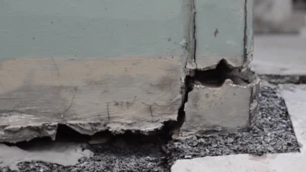 Construção de concreto rachado ou parede de cimento pilar quebrado no efeito externo com terremoto - Filmagem, Vídeo