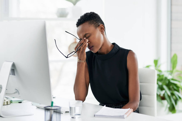 Stres, baş ağrısı ve bilgisayardaki siyah kadın anksiyete, ağrı ve denetim krizinden dolayı ofiste. Tükenmiş, baş dönmesi ve Afrikalı iş başarısızlığı, göz yorgunluğu ya da yorgunluk yüzünden hayal kırıklığına uğramış ya da yorgun düşmüş.. - Fotoğraf, Görsel