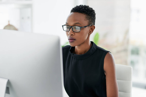 Biznes, komputer i poważna czarna kobieta w biurze do badań, planowania lub koncentracji. Focus, mindset i African copywriter kobiet online kreatywnych inspiracji pomysł na rozmytym tle. - Zdjęcie, obraz