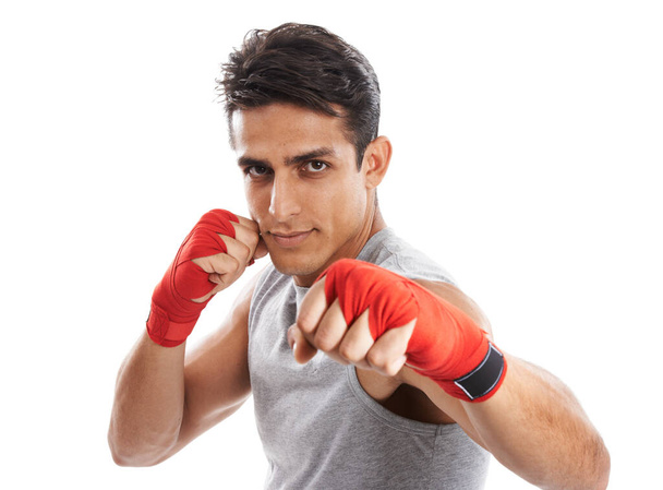 Doskonalenie ciosów. Portret przystojnego młodego boksera uderzającego w białe tło - Zdjęcie, obraz