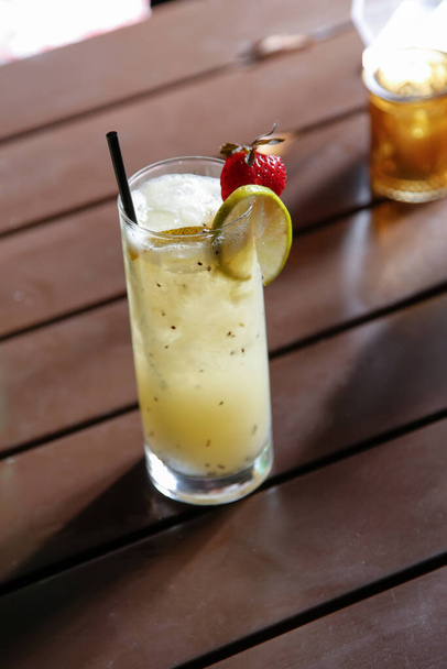 Une vue d'un cocktail de couleur jaune dans un verre highball. - Photo, image