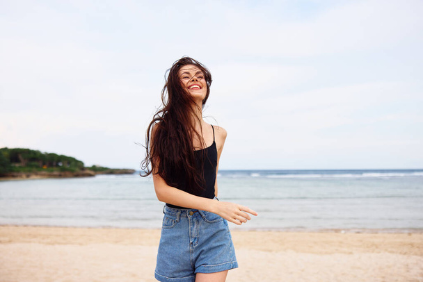 γυναίκα ήλιος περπάτημα χώρο lifestyle ευτυχία θάλασσα τρέξιμο ταξίδι ξέγνοιαστο χαμόγελο παραλία καλοκαίρι ηλιοβασίλεμα μαλλιά αντίγραφο χαλαρώστε κορίτσι μπικίνι νεαρό σώμα - Φωτογραφία, εικόνα