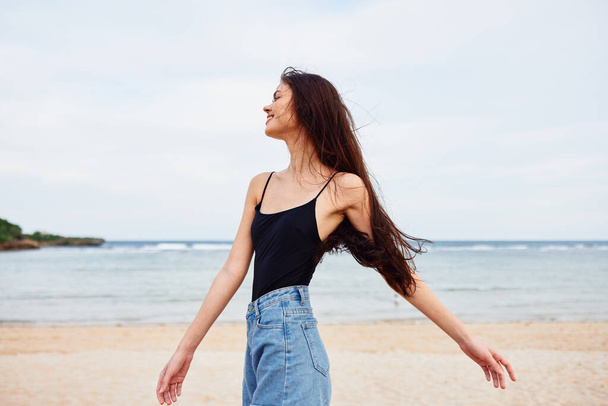 Kadın tatili bayan uzun yaz deniz sahili tropik saçlar genç okyanus gülümsemesi serbest kum keyfi güneş ışığı açık deniz sahili fotokopi doğası - Fotoğraf, Görsel