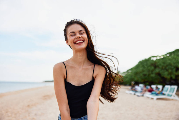 природа женщина песчаный отдых открытый морской летний берег прогулка мирный океан ходьба молодой пляж солнцезащитное платье образ жизни улыбка женский солнечный свет - Фото, изображение