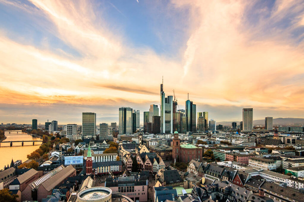 The Main with the Frankfurt skyline in the evening, at sunset. Nice overview of the city and its surroundings. in a special shade - Foto, afbeelding