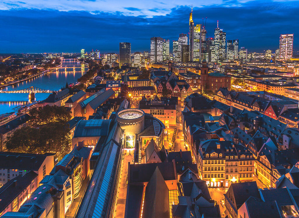 A view over the city of Frankfurt, with its streets and the skyline. Nice architecture and lots of skyscrapers - Foto, immagini