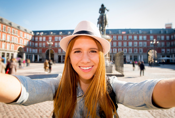 junge schöne Touristin besucht Europa in den Ferien Austauschstudenten und macht Selfie-Foto - Foto, Bild