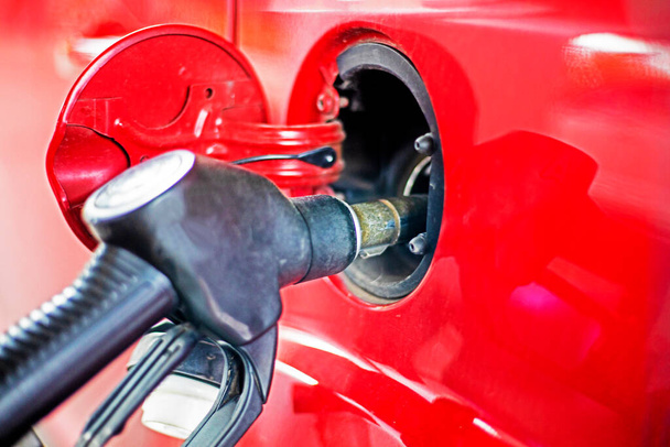 ガソリンスタンドで車の燃料を補給して。石油製品の経済危機. - 写真・画像
