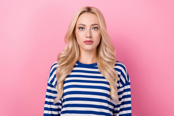 Фотопортрет молодой очаровательной леди носить стильный полосатый синий пуловер блондинка волнистая модель прически изолированы на розовом фоне цвета. - Фото, изображение