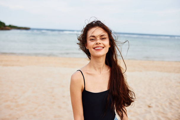mujer disfrute viaje sonrisa verano felicidad joven agua océano puesta del sol belleza vacaciones vestido sonriente naturaleza mar caminar arena relajarse playa estilo de vida - Foto, imagen
