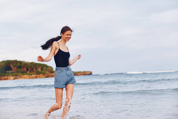 άμμος γυναίκα ηλιοβασίλεμα όμορφη θάλασσα φύση ταξίδια μαλλιά παραλία lifestyle χαμόγελο τρέξιμο περπάτημα καλοκαίρι γυναίκα κορίτσι νεαρή ευτυχία δραστηριότητα ανατολή χαμογελώντας - Φωτογραφία, εικόνα