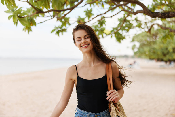 женщины одеваются отдых на природе молодой воды копия-пространство копия мирного красивого отдыха улыбка берег прогулка счастливый пляж песок океан море летняя свобода - Фото, изображение