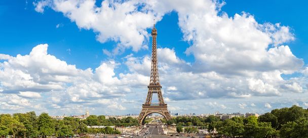 Paris 'teki Eyfel Kulesi' nin panoramik manzarası - Fotoğraf, Görsel